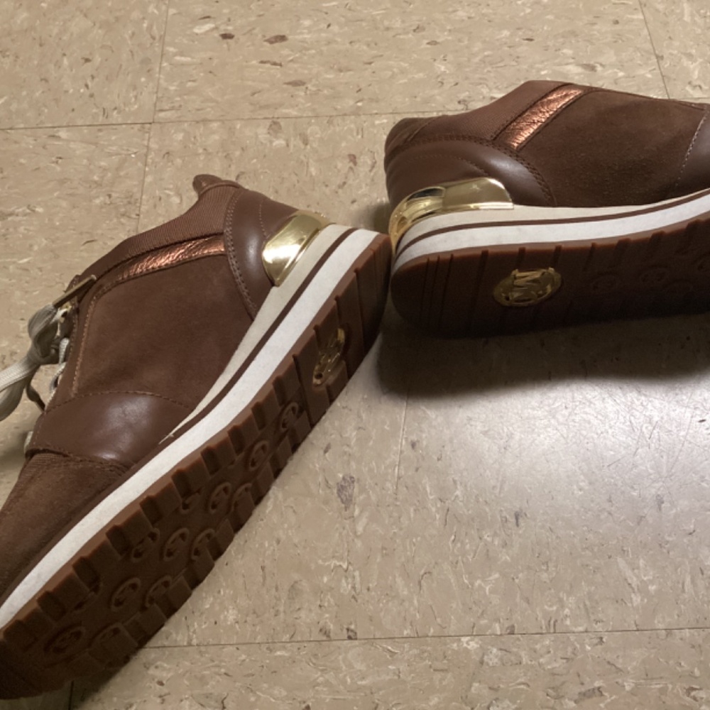 Tennis shoes - Picture 2 of 5